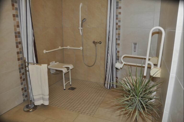Campingpark LuxOase Behindertengerechtes Bad auf dem Campingplatz e620fe1e ea65 42f6 83b7 68e9356bc79f 768x510