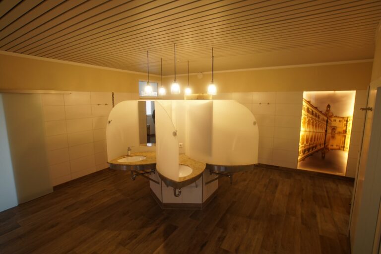 Campingpark LuxOase Innenansicht des Sanitaergebaeudes 9643c4cc e366 4c41 b4bd b365fc80f455 768x512