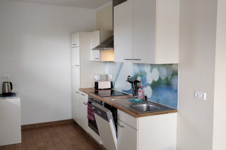 Campingpark LuxOase Kueche in einer Ferienwohnung 0b9df76e 8916 4449 a1e5 301aa8358b3a 768x512