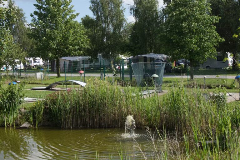 Campingpark LuxOase Teich an der Minigolfanlage auf dem Campingplatz c811ebbf 4bff 48c9 b925 df1ff45a1538 768x512