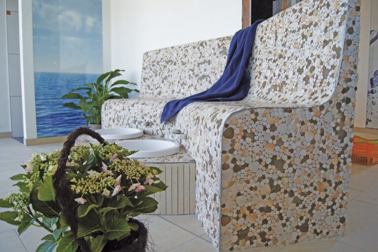 Campingpark LuxOase Waermebank im Wellnessbereich 56829b4e f6b7 4771 b112 02c77df3af21 768x512