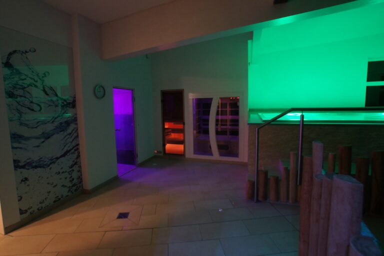 Campingpark LuxOase Wellnessbereich mit Sauna und Pool 829f82a4 a01f 475d 9616 84df7d3b2cd6 768x512
