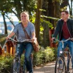 Campingpark Sanssouci Fahrradfahrer auf dem Campingplatz mit Schlaffaessern im Hintergrund 150x150