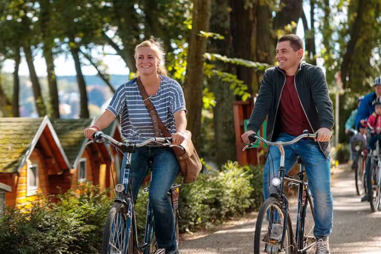 Campingpark Sanssouci Fahrradfahrer auf dem Campingplatz mit Schlaffaessern im Hintergrund 768x512