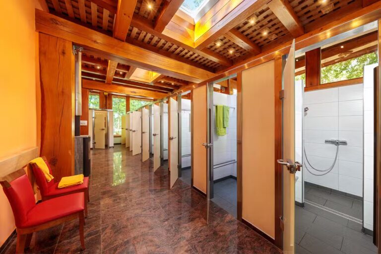 Campingpark Sanssouci Sanitaergebaeude des Campingplatzes mit Duschen 768x512