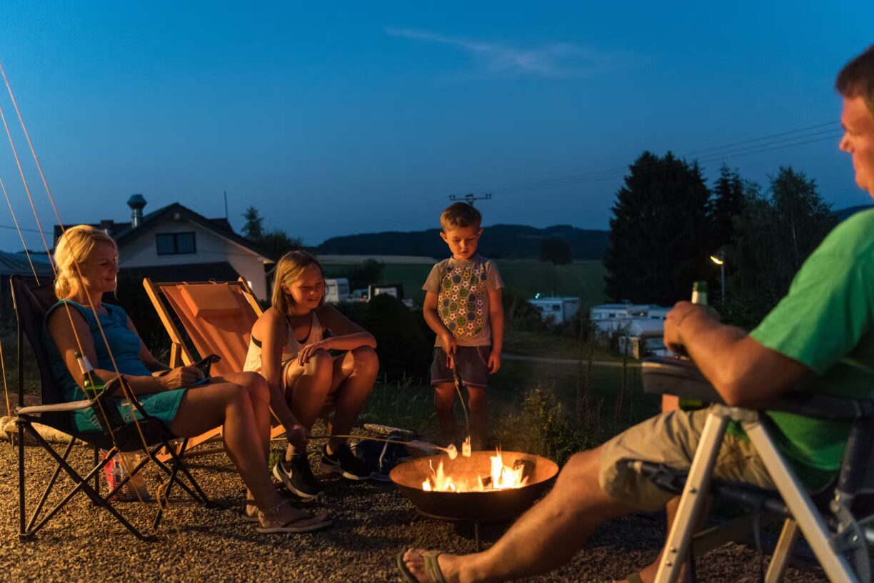Campingpark im Bergischen Land Gaeste sitzen gemeinsam am Lagerfeuer a2693b2a f07d 40bd 8b2f a4bb1267ff52 1224x816