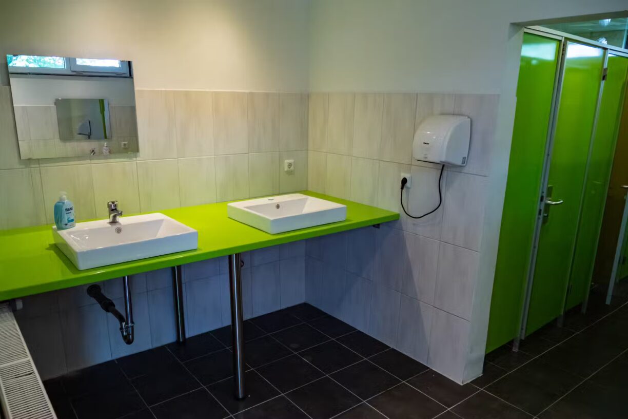 Campingplatz Am Kraehenberg Blick auf Sanitaergebaeude mit Waschbecken und WC Kabinen von innen 1224x816