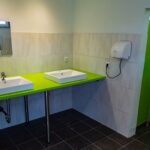 Campingplatz Am Kraehenberg Blick auf Sanitaergebaeude mit Waschbecken und WC Kabinen von innen 150x150