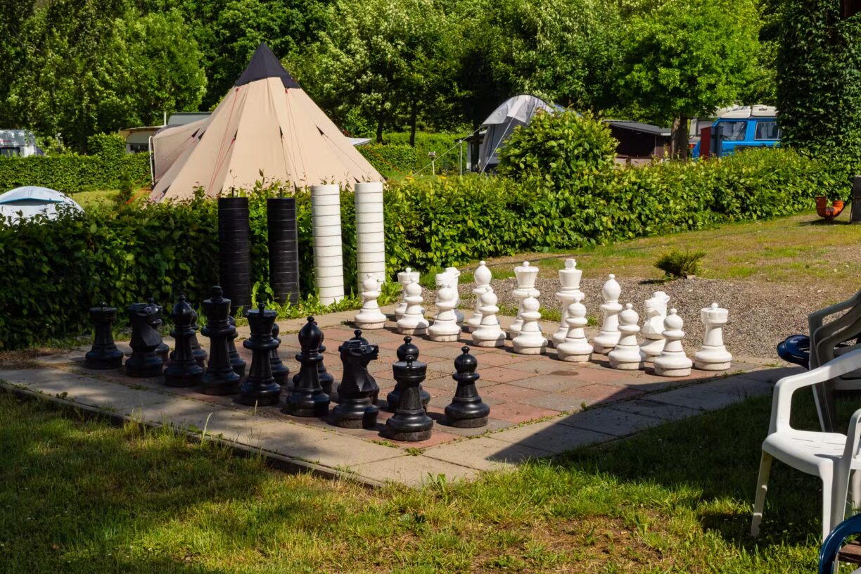 Campingplatz Am Kraehenberg Gartenschach auf gruener Wiese auf dem Campingplatz 1224x816