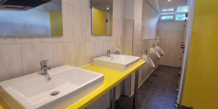 Campingplatz Am Kraehenberg Innenraum vom oeffentlichen Sanitaergebaeude auf dem Campingplatz 768x384
