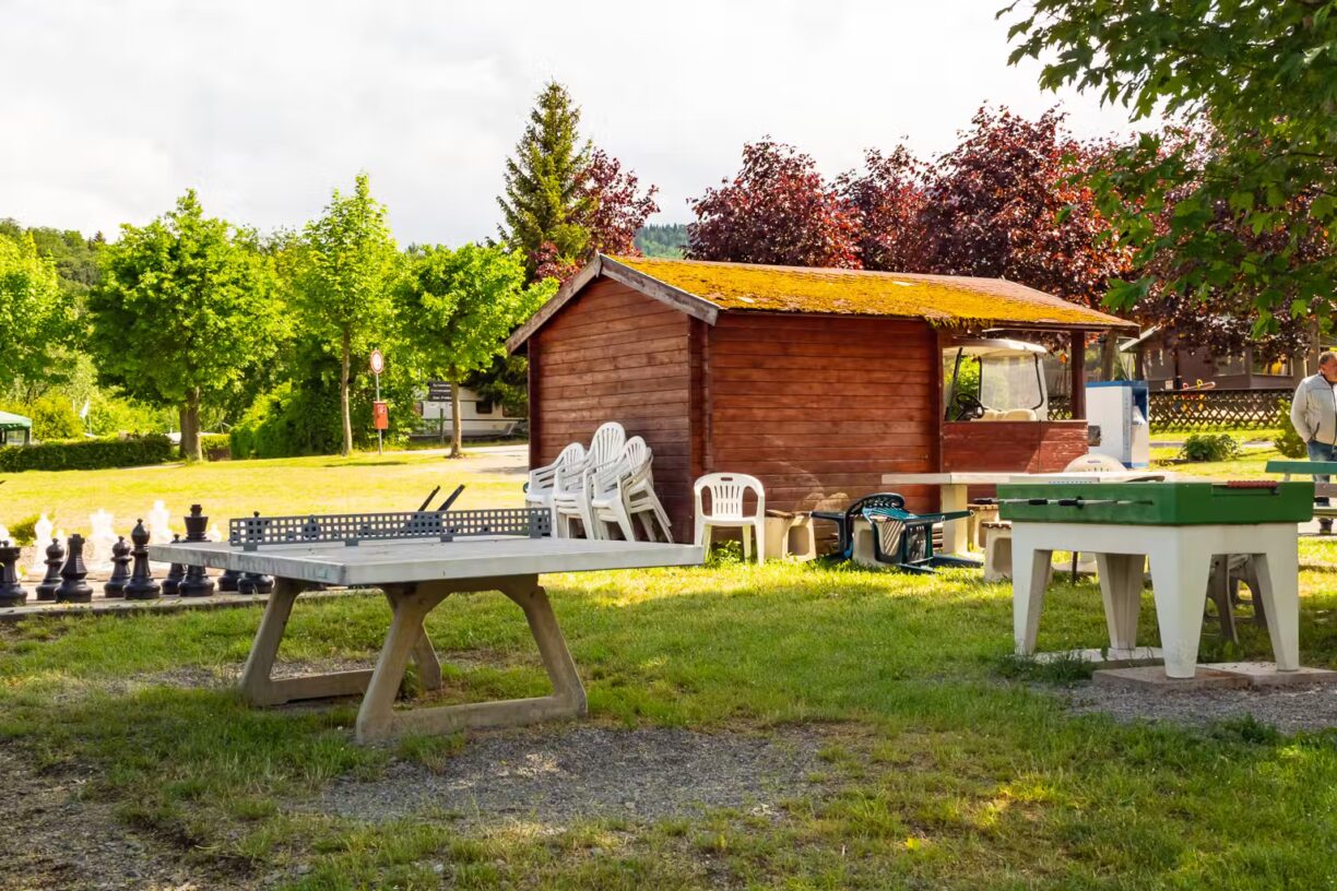 Campingplatz Am Kraehenberg Spielplatz fuer Gaeste vom Campingplatz mit Gartenschach Tischtennis und Tischfussball 1224x816