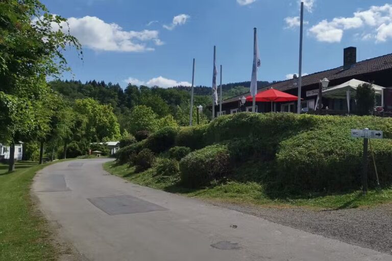 Campingplatz Am Kraehenberg Zufahrt zum Gelaende vom Campingplatz 768x512