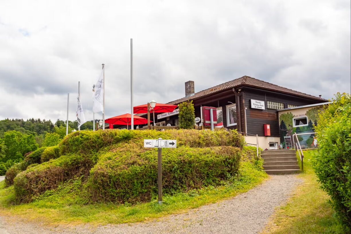 Campingplatz Am Kraehenberg Zugang zum Sanitaerraum und zum Restaurant auf dem Campingplatz 1224x816