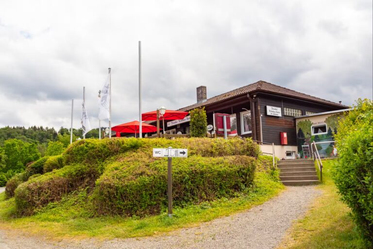 Campingplatz Am Kraehenberg Zugang zum Sanitaerraum und zum Restaurant auf dem Campingplatz 768x512
