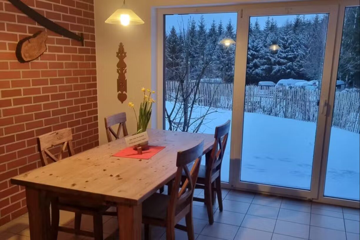 Campingplatz Am Schierker Stern Aufenthaltsraum mit Fernseher Spuel und Kochmoeglichkeit 480f15b5 549c 4ca2 b433 2a9cfc55a915 1224x816