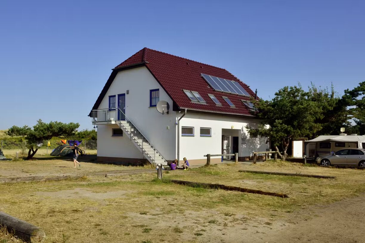Campingplatz An den Strandduenen Blick auf das Hauptgebaeude auf dem Campingplatz 2421af12 0e6f 4ce9 be1f 9a094a35089c 1224x816