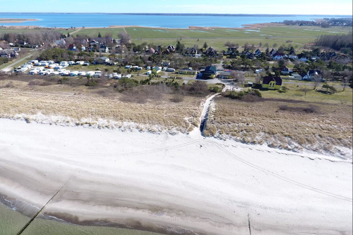 Campingplatz An den Strandduenen Blick auf die Kueste aus der Vogelperspektive c67379c0 45b0 491f badb aa255e473055 1224x816
