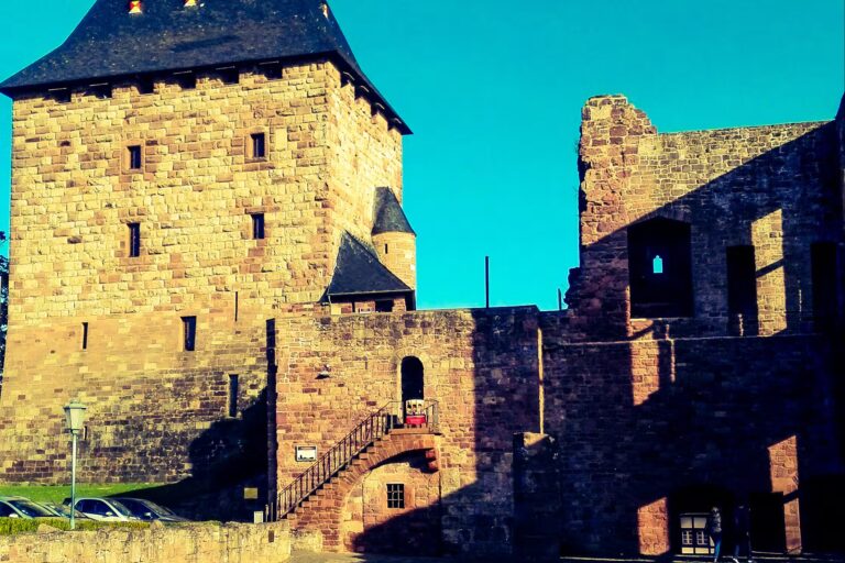 Campingplatz Hetzingen Blick auf Burg Nideggen in der Naehe vom Campingplatz 768x512