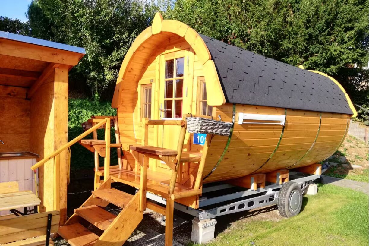 Campingplatz Hetzingen Blick auf Wohnfass mit Terrasse und Aussenkueche auf dem Campingplatz 1224x816