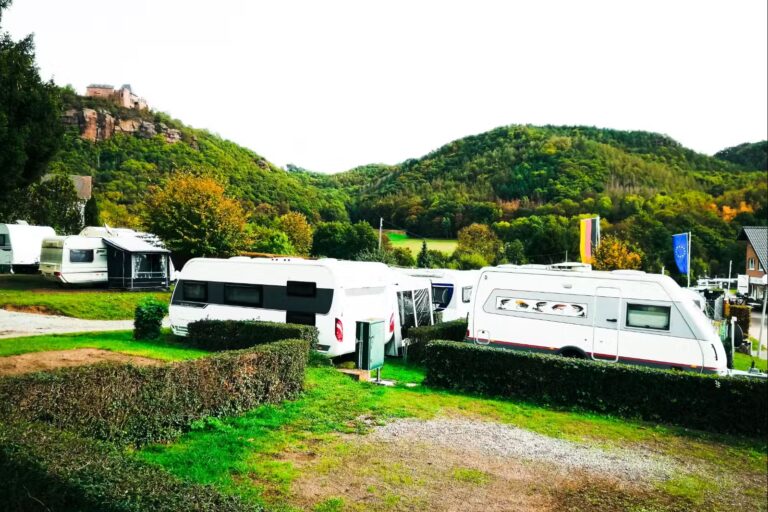 Campingplatz Hetzingen Gruene Parzellen mit Burgblick auf dem Campingplatz 768x512