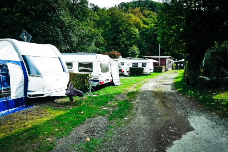 Campingplatz Hetzingen Gruene Wohnwagenstellplaetze an der Rur 768x512