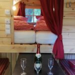 Campingplatz Hetzingen Innenraum vom Wohnfass mit Doppelbett auf dem Campingplatz 150x150