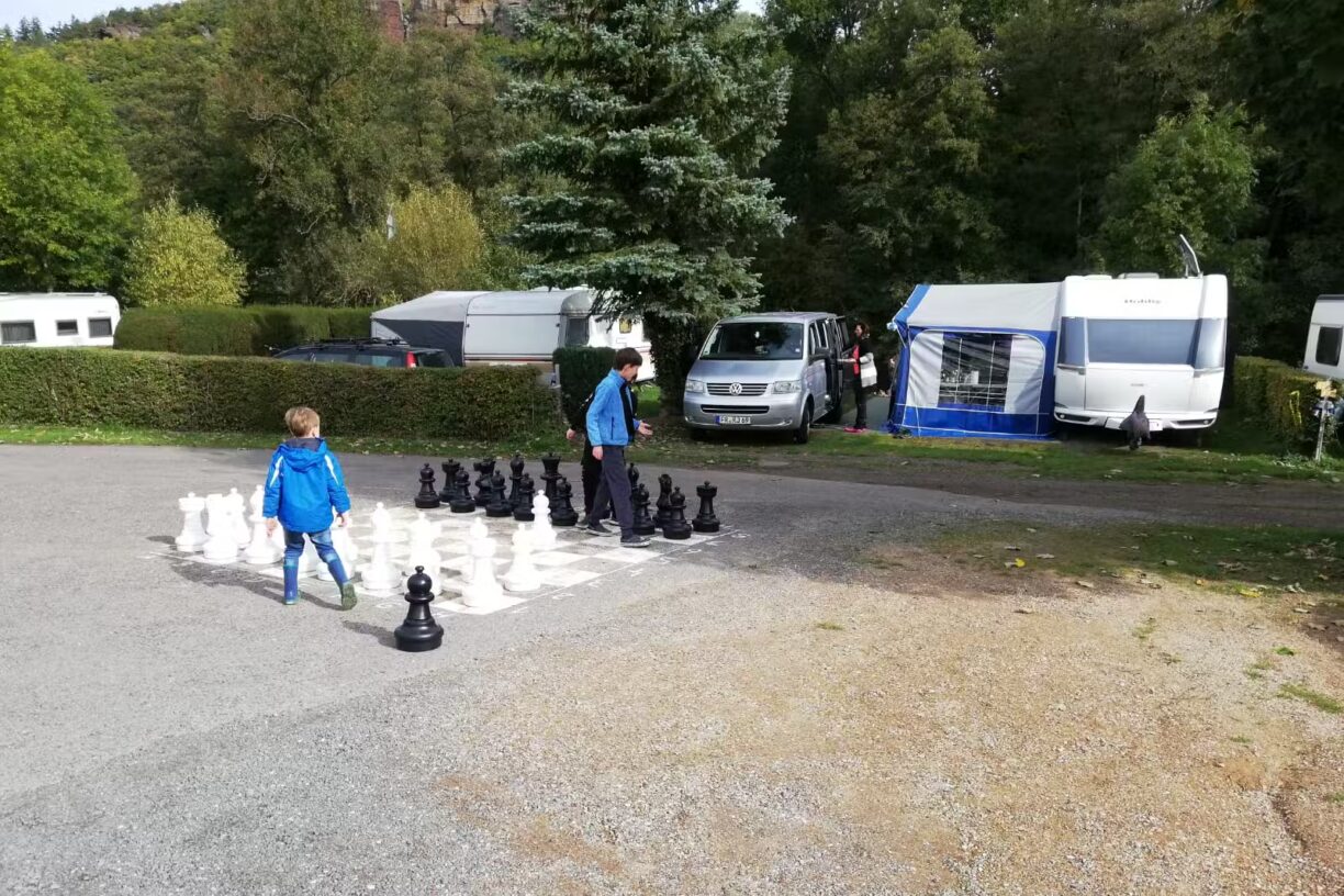 Campingplatz Hetzingen Kinder spielen Gartenschach auf dem Campingplatz 1224x816