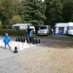 Campingplatz Hetzingen Kinder spielen Gartenschach auf dem Campingplatz 150x150
