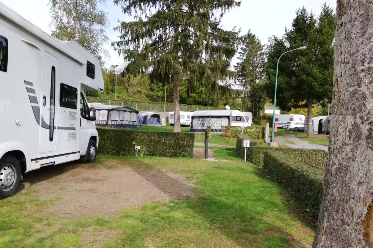 Campingplatz Hetzingen Wohnwagenstellplaetze auf der Wiese mit idyllischem Blick auf dem Campingplatz 1224x816