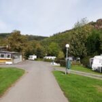 Campingplatz Hetzingen Wohnwagenstellplaetze auf gruener Wiese mit Burgblick 150x150