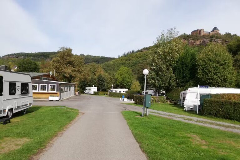 Campingplatz Hetzingen Wohnwagenstellplaetze auf gruener Wiese mit Burgblick 768x512