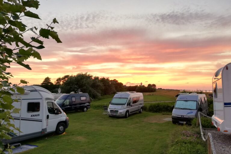 Campingplatz Ostseesonne Blick auf die Standplaetze bei Sonnenuntergang 95922895 684a 4750 a12b 0d0fa09e2117 768x512