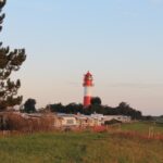Campingplatz Ostseesonne Standplaetze auf dem Campingplatz mit Leuchtturm im Hintergrund 16a1dd2f e6b9 4aec 9d15 63d28d8c935d 150x150