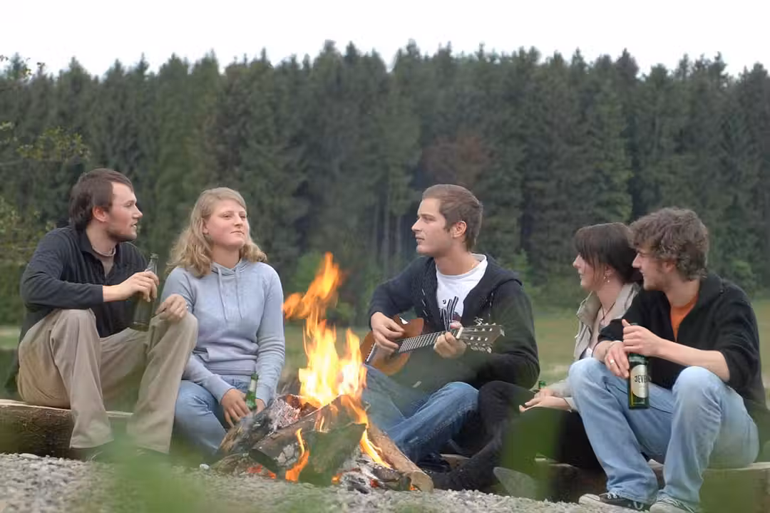 Campingplatz Prahljust Camper am Lagerfeuer auf dem Campingplatz