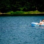 Campingplatz Prahljust Camper im Schlachboot auf dem See Pixhaier Teich am Campingplatz 150x150