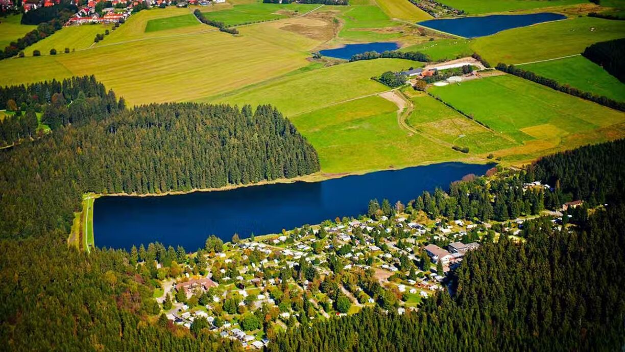 Campingplatz Prahljust Campingplatz am Pixhaier Teich aus der Vogelperspektive 1224x689