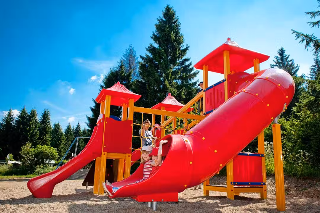 Campingplatz Prahljust Kinder auf dem Spielplatz vom Campingplatz