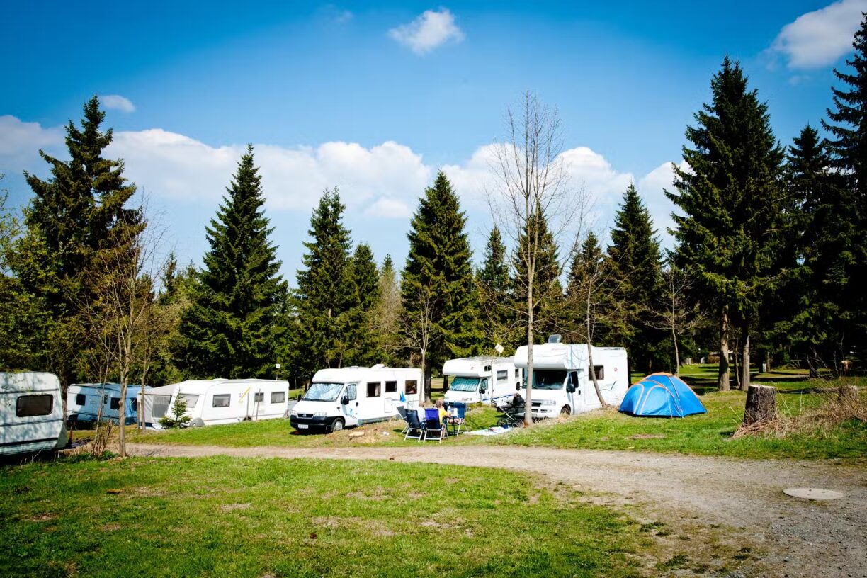 Campingplatz Prahljust Wohnwagen und Zeltstellplatz vom Campingplatz auf gruener Wiese 1224x816
