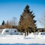 Campingplatz Prahljust schneebedeckte Wohnmobile auf dem Campingplatz 150x150