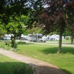 Campingplatz Sonnenwiese Blich auf das Campingplatzegelaende mit Baeumen und kleinen Straeuchern 739d4216 f287 4893 a920 0dab8fb9e188 150x150