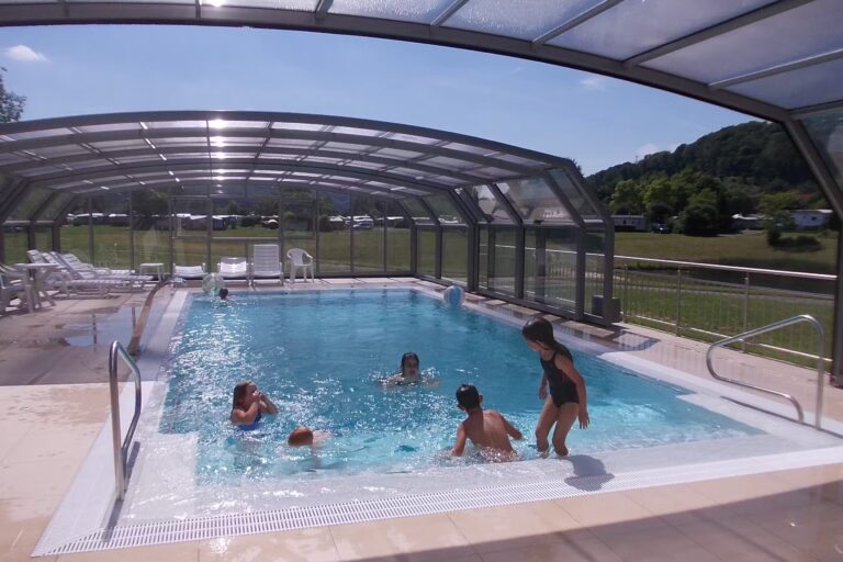 Campingplatz Sonnenwiese Pool mit berdachung auf dem Campingplatz 382b4a78 51ef 46cb 9965 177d5912d2b5 768x512