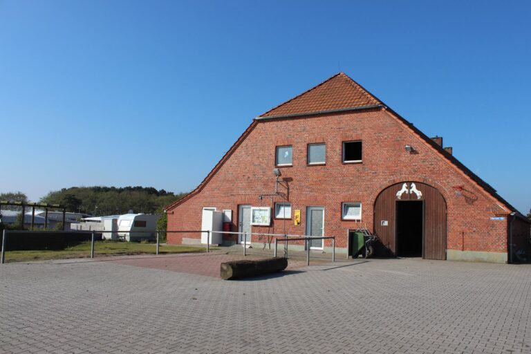 Campingplatz Tuennbak Eingang Waschraeume und Stallungen 2fb9a760 4a7f 41b1 8191 c62d81fcb9ad 768x512