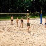 Campingplatz am Badesee Coswig Koetitz Gaeste spielen auf dem Beachvolleyballfeld beim Campingplatz 150x150
