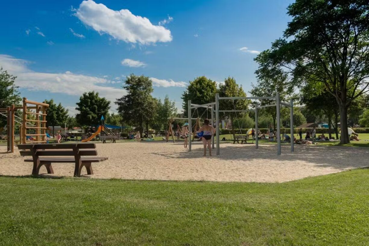 Campingplatz am Badesee Coswig Koetitz Kinder spielen im Freien auf dem Spielplatz des Campingplatzes 1224x816