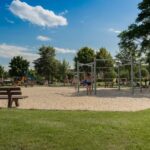 Campingplatz am Badesee Coswig Koetitz Kinder spielen im Freien auf dem Spielplatz des Campingplatzes 150x150