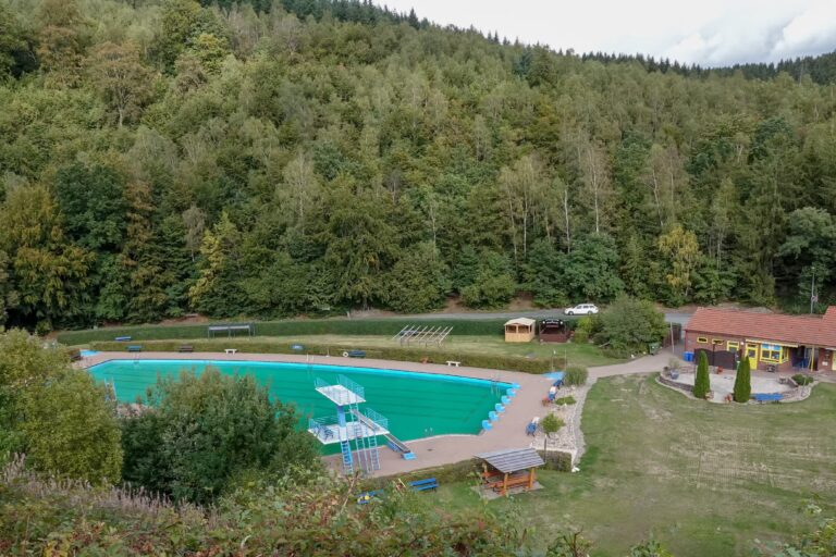 Campingplatz am Kraehenberg Pool 768x512