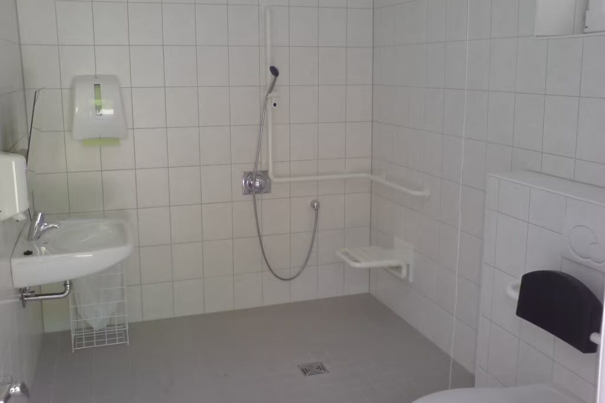 Campingplatz am Waldbad Barrierefreiheit im Sanitaerbereich vom Campingplatz 1224x816