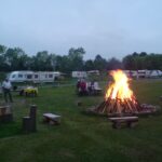 Campingplatz am Waldbad Camper am Lagerfeuer auf dem Stellplatz vom Campingplatz am Abend 150x150