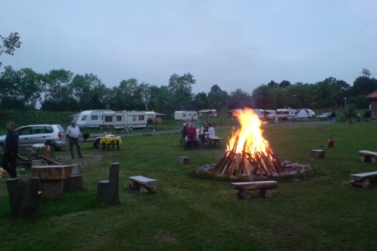Campingplatz am Waldbad Camper am Lagerfeuer auf dem Stellplatz vom Campingplatz am Abend 768x512