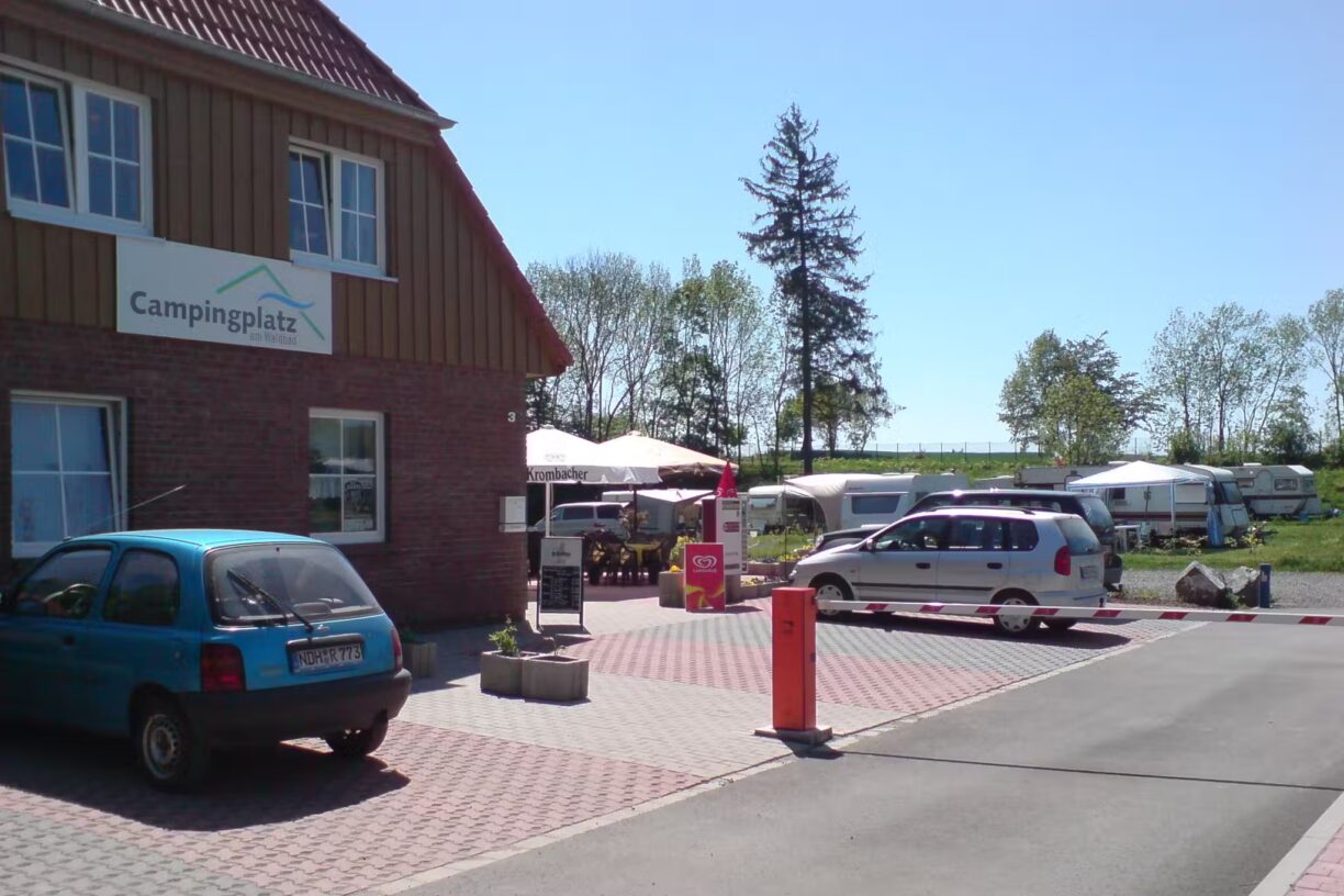 Campingplatz am Waldbad Einfahrt und Hauptgebaeude vom Campingplatz 1224x816